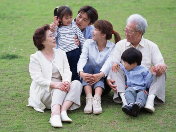 tuoi-gia-co-don-den-dau-cung-dung-song-chung-voi-con-cai-vao-vien-duong-lao-hay-thue-giup-viec-van-con-hon