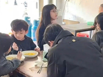 nguoi-dan-ong-dua-5-dua-tre-vao-nha-hang-an-nhin-mat-tung-be-ong-chu-phan-mot-cau-ai-cung-gat-gu