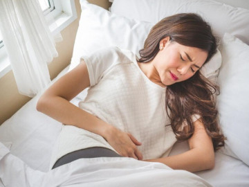 bong-nhien-sot-cao-roi-ret-run-co-gai-tre-di-kham-phat-hien-dieu-bat-thuong-o-vung-kin