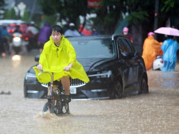 mua-lon-nhieu-tuyen-pho-ha-noi-ngap-sau-chuyen-gia-chi-3-van-de-suc-khoe-can-luu-y-de-khong-do-benh