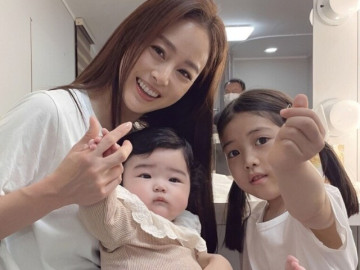 ngoc-nu-man-anh-nhieu-nguoi-theo-duoi-chon-sinh-2-con-voi-trai-ngheo-roi-showbiz-sang-my-nhan-sac-khong-nhu-xua