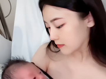 nhan-sac-than-tien-ty-ty-cua-me-bau-tren-ban-de-khien-bac-si-nuc-no-nhin-sang-chong-dan-tinh-lien-doi-thai-do