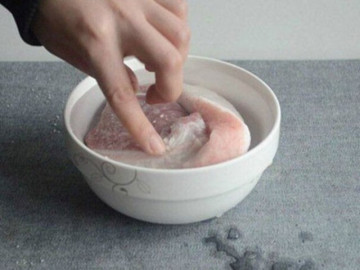 ra-dong-thit-lon-dung-cho-vao-ngam-nuoc-lam-2-cach-nay-vua-don-gian-lai-nhanh-thit-tuoi-ngon-nhu-moi-mua