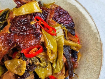 loai-thit-re-hon-thit-bo-thom-hon-thit-cuu-kho-voi-dua-cai-thanh-mon-ngon-dua-com-hap-dan