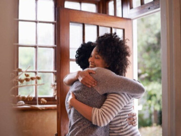 quan-he-than-thiet-den-may-khi-den-nha-nguoi-khac-choi-cung-dung-mang-theo-3-thu-nay-dac-biet-la-dieu-thu-2