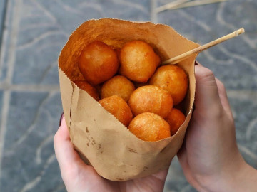 quan-ha-noi-rong-2m2-moi-ngay-ban-nghin-chiec-banh-ran-sieu-nho-sieu-re