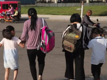 dua-tre-duoc-nuoi-day-tu-bo-me-giau-co-va-ngheo-kho-su-khac-biet-qua-ro-ret-khi-truong-thanh