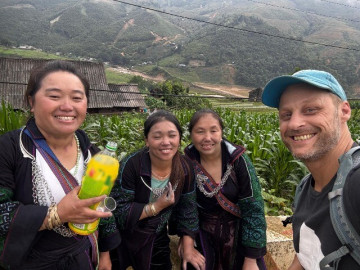 khach-tay-bat-khoc-khi-roi-viet-nam-noi-ve-nguoi-viet-tot-bung-toi-ky-la