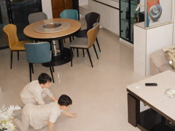 kiem-tra-camera-phat-hien-hanh-dong-len-lut-cua-2-nhoc-ti-luc-nua-dem-nguoi-me-vua-bat-cuoi-vua-lo-lang