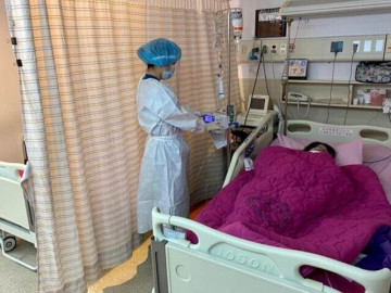 me-bau-mot-minh-di-de-mo-long-ban-tay-thu-roi-ra-khien-bac-si-nghen-ngao