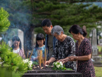 nguoi-xua-dan-lam-5-viec-den-2-noi-sau-khi-vieng-mo-trong-tet-thanh-minh-xua-van-rui-don-may-man