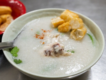 quan-chao-ca-trong-ngo-noi-tieng-o-ha-noi-gan-30-nam-ban-xuyen-dem