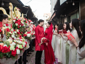 yeu-nu-tiep-vien-hang-khong-viet-chang-thac-si-duc-chon-o-re-me-chong-tay-mang-5-chi-vang-xin-dau-dung-phong-tuc-viet