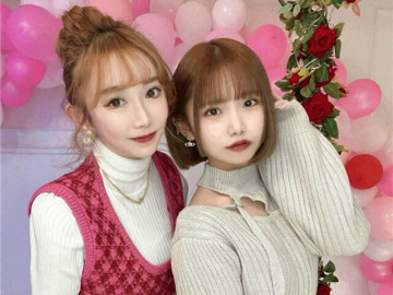 ba-me-u40-tre-dep-nhu-nu-sinh-khien-coi-mang-tram-tro-dung-canh-con-gai-18-tuoi-nhu-chi-em-sinh-doi