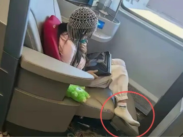 dang-anh-con-gai-tren-may-bay-tu-be-da-di-hang-thuong-gia-sau-nay-lieu-co-tu-ti-khong-ba-me-bi-dan-mang-mia-mai