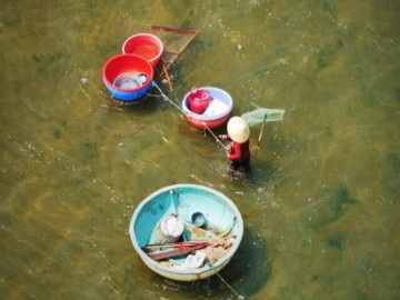 nguoi-dan-gia-lai-phoi-nang-ngam-minh-10-tieng-giua-cua-bien-cao-oc-ngoc-trai