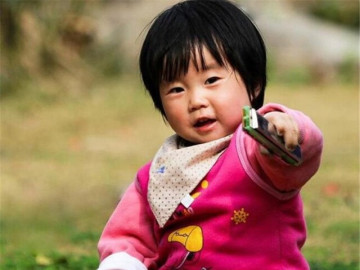 gui-con-gai-xinh-3-tuoi-ve-que-ba-cham-me-di-xuat-khau-lao-dong-ve-cang-mat-van-khong-nhan-ra-con