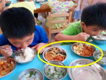 con-khoe-an-2-bat-o-truong-mau-giao-me-nghi-ngo-xem-anh-trong-nhom-chat-thi-bat-ngo