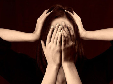 ap-luc-cong-viec-khien-nguoi-phu-nu-luon-nghe-thay-tieng-noi-trong-dau-phai-nhap-vien-dieu-tri