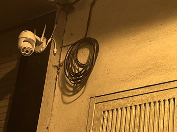 buc-xuc-vi-hang-xom-chia-camera-an-ninh-vao-nha