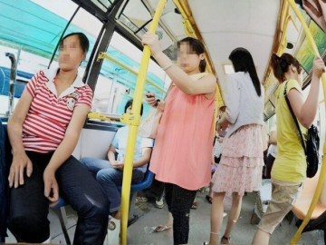 bi-nhac-nho-vi-ngoi-ghe-uu-tien-co-gai-tre-khien-ca-xe-buyt-nguong-ngung-khi-mot-vat-trong-tui-vo-tinh-roi-xuong