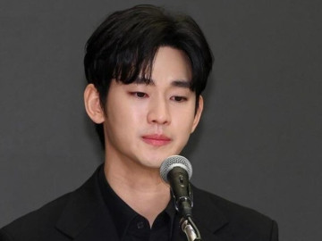 kim-soo-hyun-oan-trong-be-boi-tinh-ai-voi-dan-em-qua-co