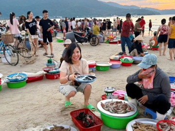 khach-day-tu-4h-toi-lang-chai-o-da-nang-chi-vai-trieu-mua-hai-san-tuoi-ngon
