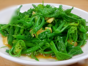 loai-rau-dan-da-noi-nhat-dau-he-xanh-non-gion-ngot-con-giup-chong-viem-bao-ve-tim-mach-va-lam-cham-lao-hoa
