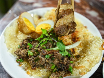 quan-pho-xao-35-nam-nup-sau-trong-ngo-nho-ha-noi-nang-nong-van-dong-kin-khach