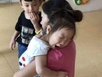 be-gai-3-tuoi-di-tieu-20-lan-ngay-o-truong-mau-giao-chuyen-2-truong-khac-deu-the-bs-noi-la-do-me