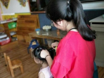 be-gai-4-tuoi-di-nha-tre-ve-keu-con-dau-lam-me-kiem-tra-thi-xot-xa-lap-tuc-di-kien