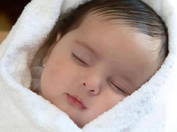 be-so-sinh-chao-doi-da-trang-hong-xinh-nhu-thien-than-2-nam-sau-me-nghi-ngo-khong-phai-con-ruot