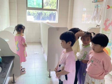 bi-co-giao-moi-phu-huynh-vi-chuyen-di-ve-sinh-o-truong-cau-be-noi-mot-cau-khien-me-hoi-han