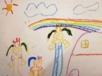 co-be-7-tuoi-ve-tranh-gia-dinh-3-thanh-vien-su-xuat-hien-cua-2-nguoi-phu-nu-khien-cong-dong-mang-phan-no