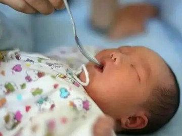 con-chao-doi-1-tuan-van-chua-mo-mat-bo-me-voi-va-dua-den-benh-vien-bac-si-bat-cuoi