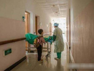 mot-minh-dua-me-di-sinh-o-benh-vien-be-trai-tieu-hoc-noi-mot-cau-khien-bac-si-y-ta-do-de-xot-xa