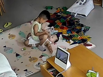 nghe-tieng-con-khoc-that-thanh-me-bang-hoang-khi-xem-lai-camera-giam-sat-thay-canh-con-lon-lam-voi-con-nho