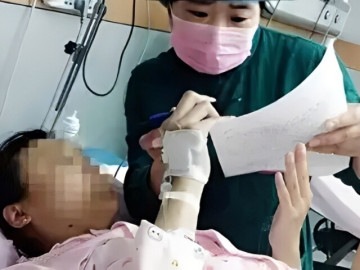 nhap-vien-chuan-bi-de-san-phu-cam-diec-giau-chong-dua-bac-si-mot-manh-giay-khien-e-kip-bat-khoc