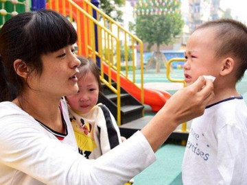 tan-hoc-con-trai-4-tuoi-luon-khoc-nep-sau-lung-co-giao-khong-muon-ve-ly-do-khien-me-an-han